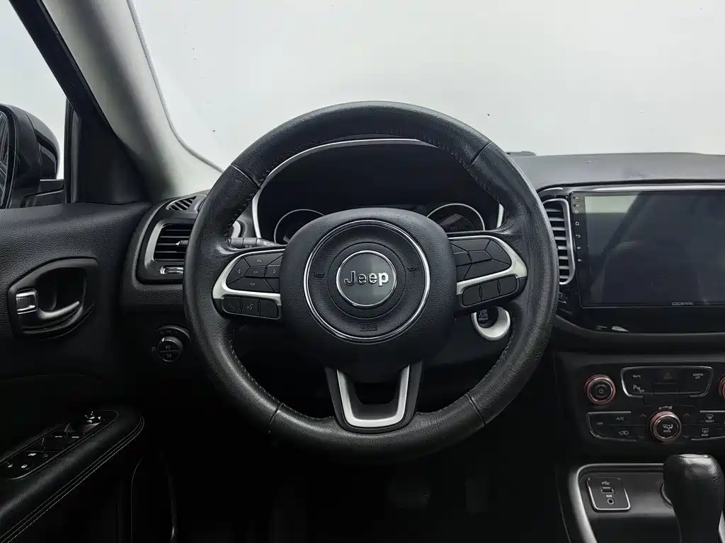 Jeep Compass 2018 — фото 11