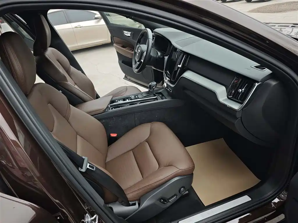 Volvo XC60 2021 — фото 10