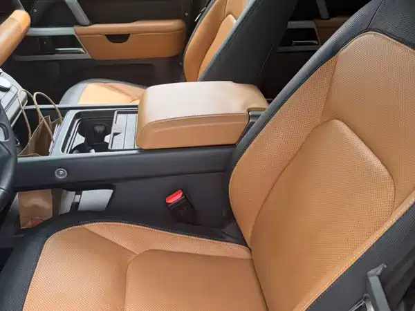 Land Rover Defender 2024