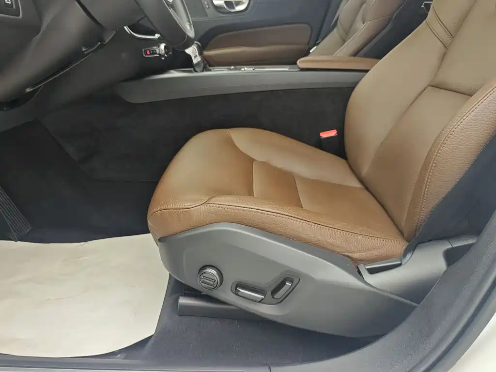 Volvo XC60 2018 — фото 14