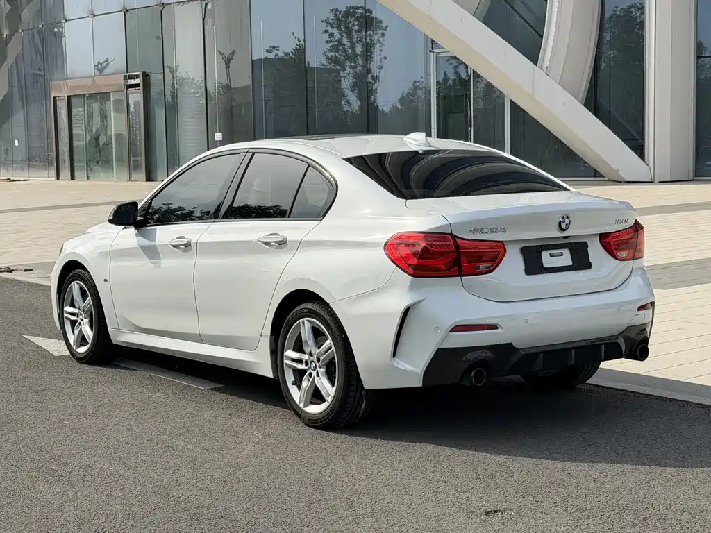 BMW 1 Series 2021 — фото 16