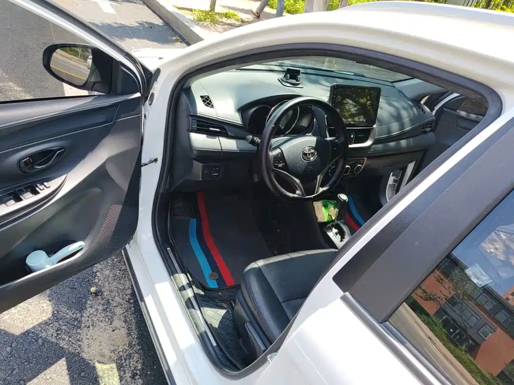 Toyota Yaris L 2022 — фото 13