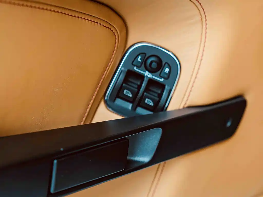 Aston Martin V8 Vantage 2017 — фото 14