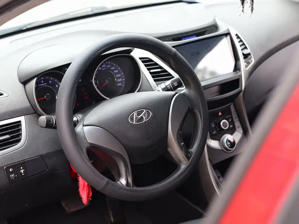 Hyundai Elantra 2016 — фото 13