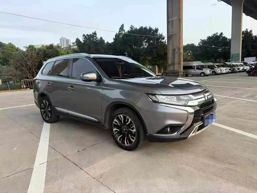 Mitsubishi Outlander 2019 — фото 2