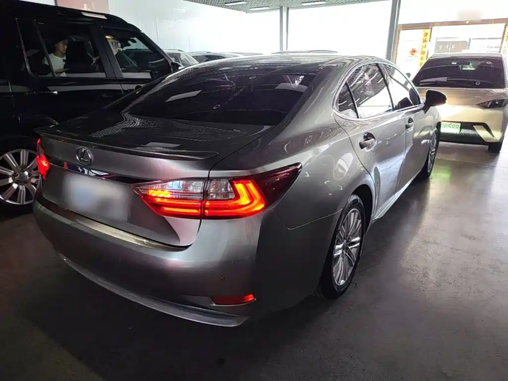 Lexus ES 2018 — фото 7