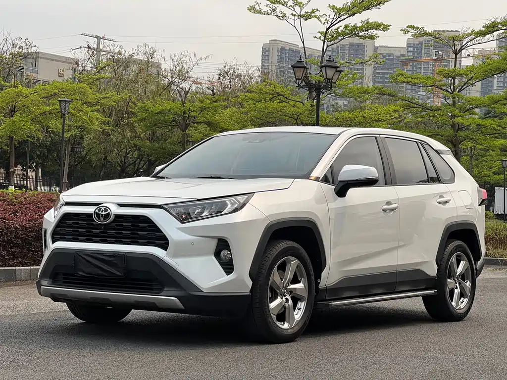Toyota RAV4 2022 — фото 1