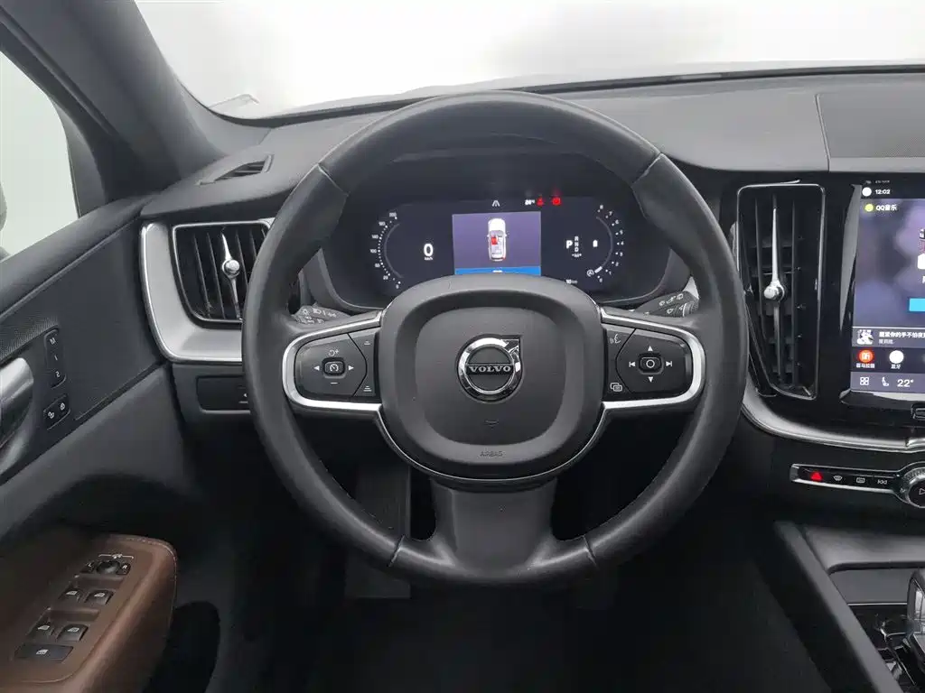 Volvo XC60 2023 — фото 11