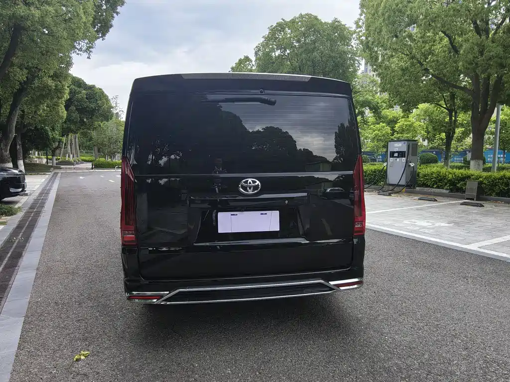 Toyota Hiace 2025 — фото 11