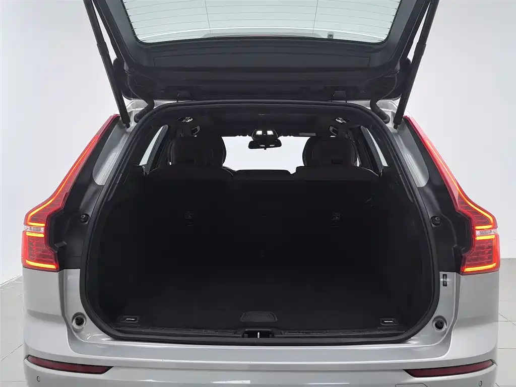 Volvo XC60 2023 — фото 16