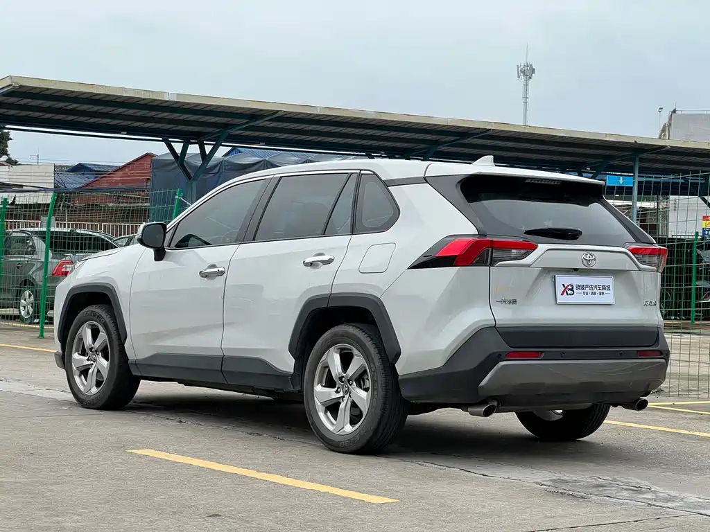 Toyota RAV4 2020 — фото 3