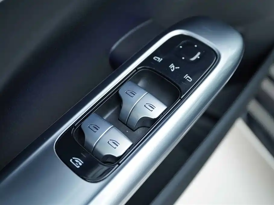 Mercedes-Benz C-Class 2023 — фото 10