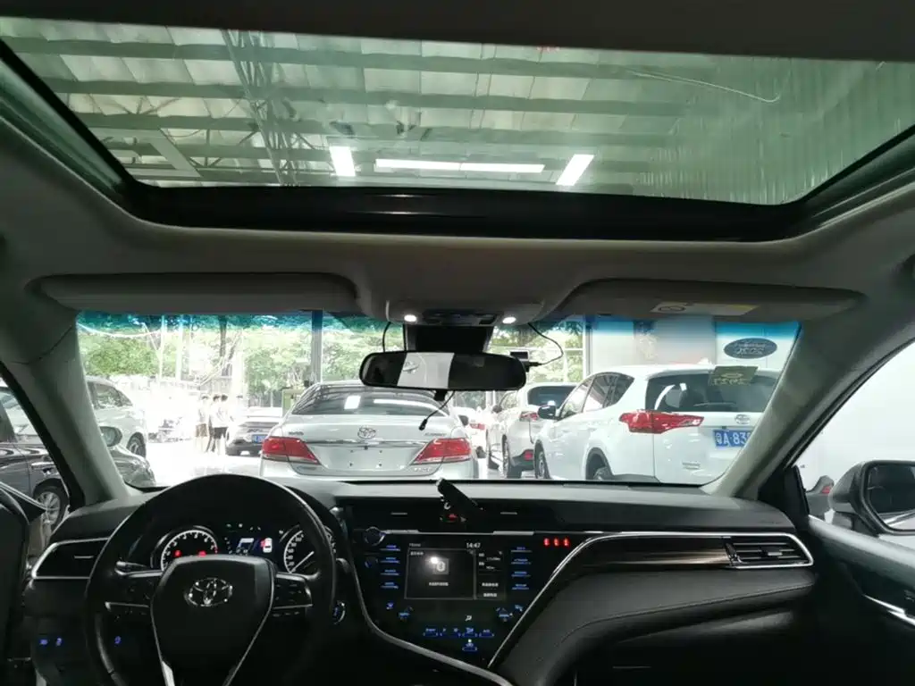 Toyota Camry 2019 — фото 14