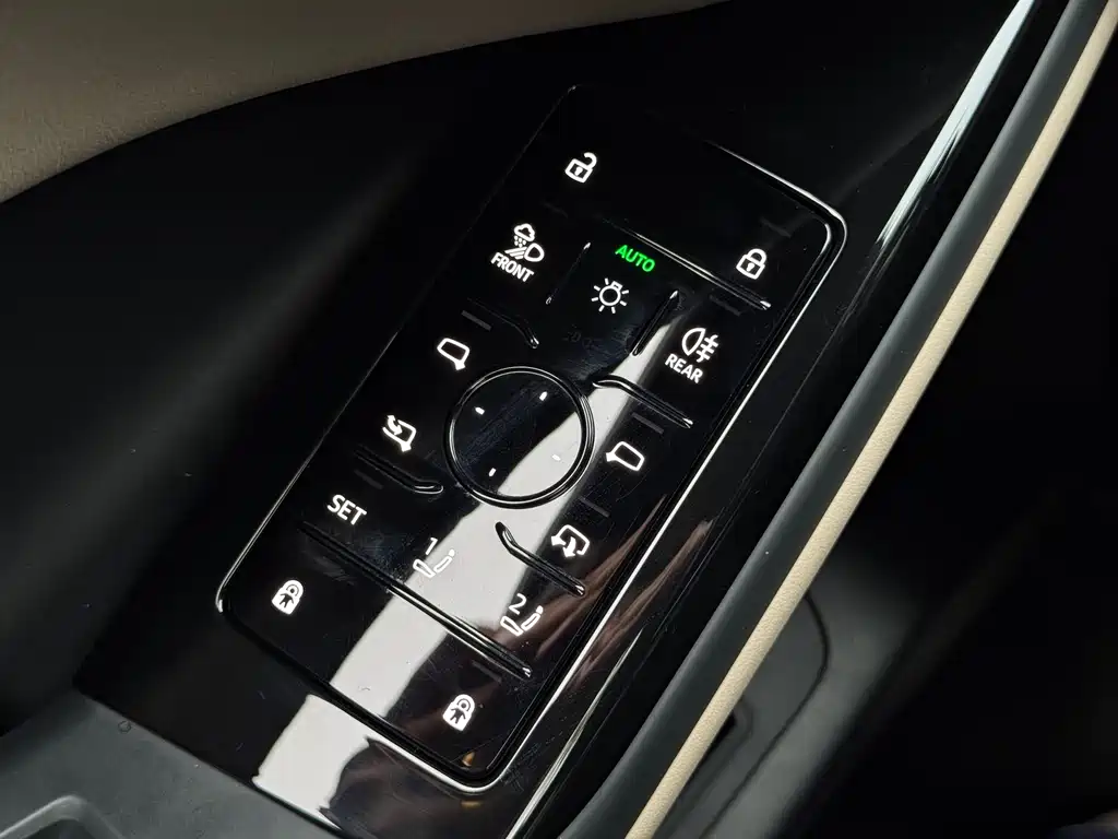 Audi Q6L e-tron 2025 — фото 11