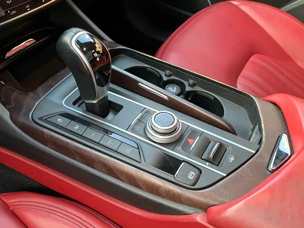 Maserati Levante 2018 — фото 21