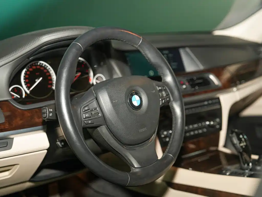 BMW 7 Series 2012 — фото 14