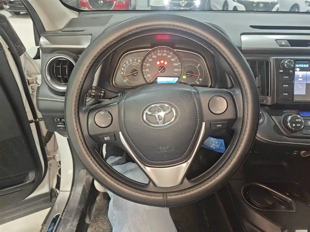 Toyota RAV4 2019 — фото 11