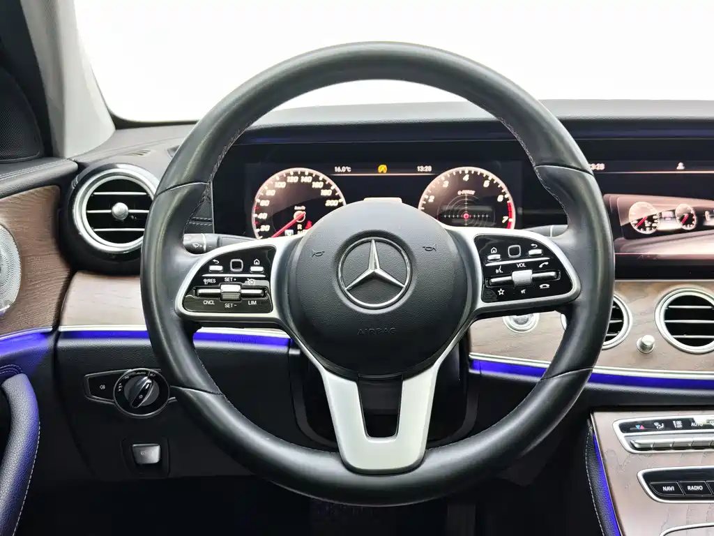Mercedes-Benz E-Class 2019 — фото 25