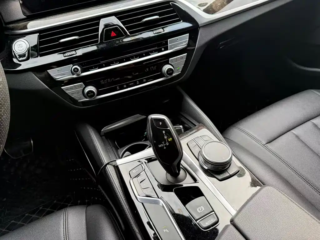 BMW 5 Series 2018 — фото 8