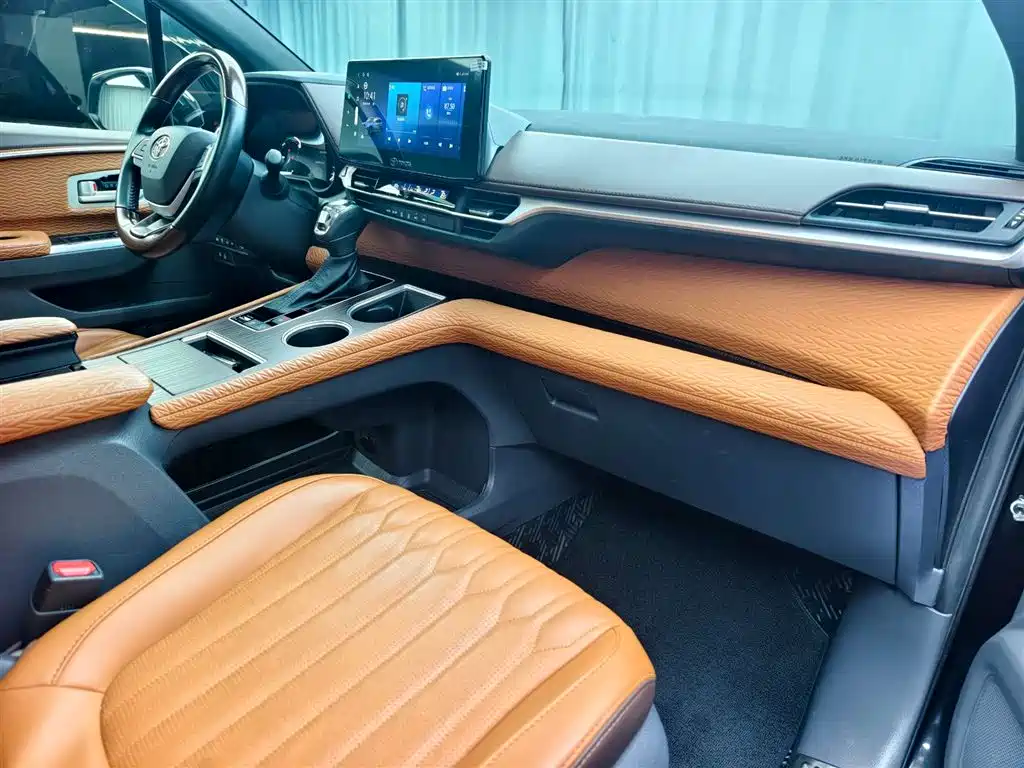 Toyota Granvia 2023 — фото 15