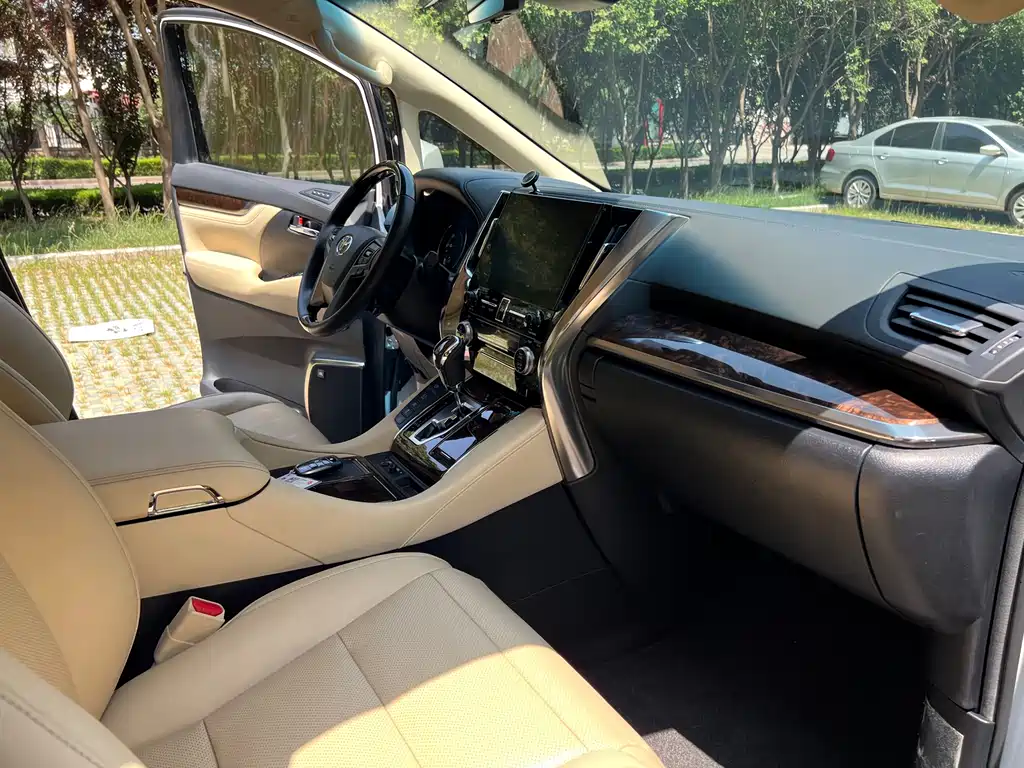 Toyota Alphard 2021 — фото 11