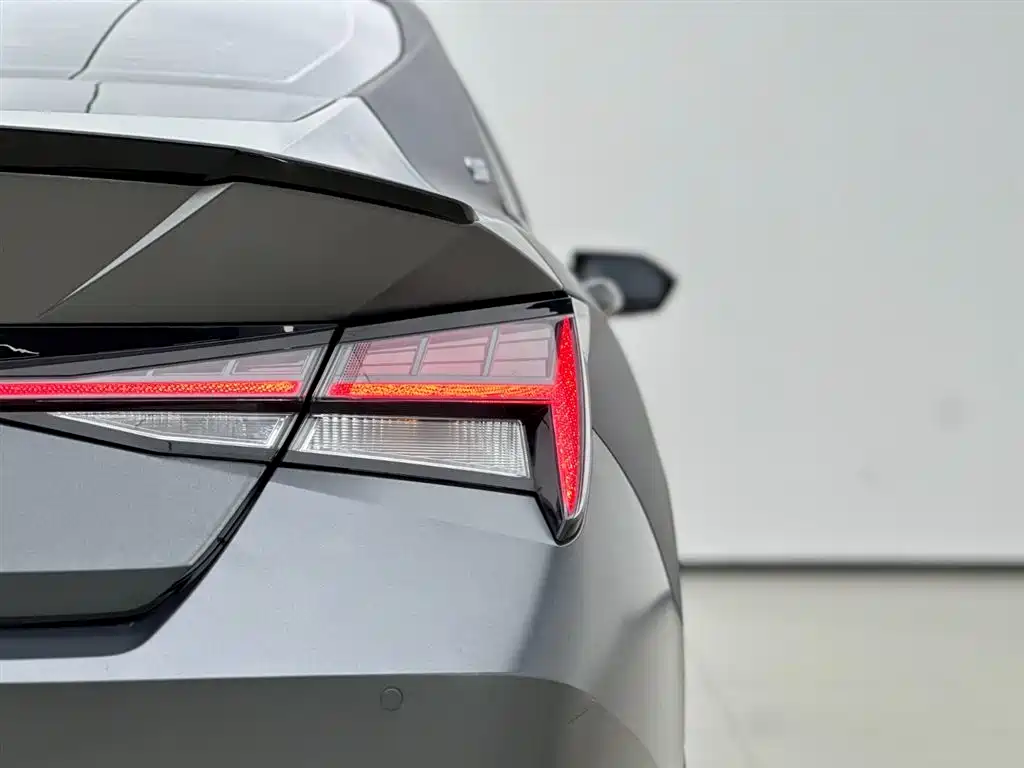 Hyundai Elantra 2022 — фото 17