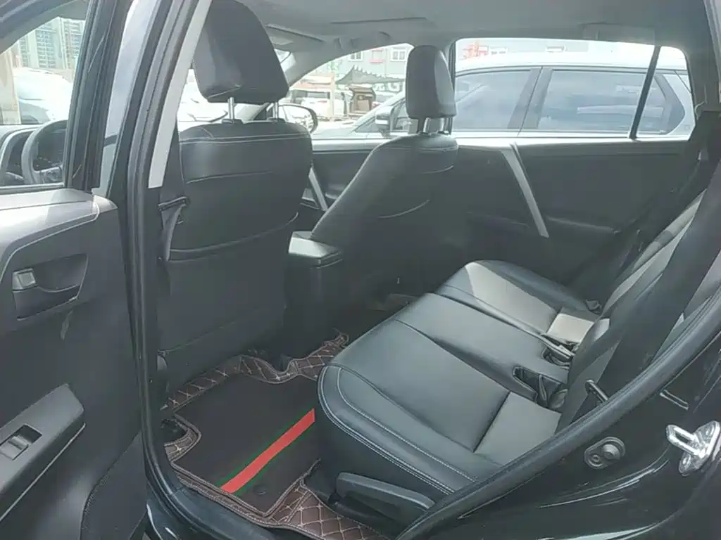 Toyota RAV4 2018 — фото 17