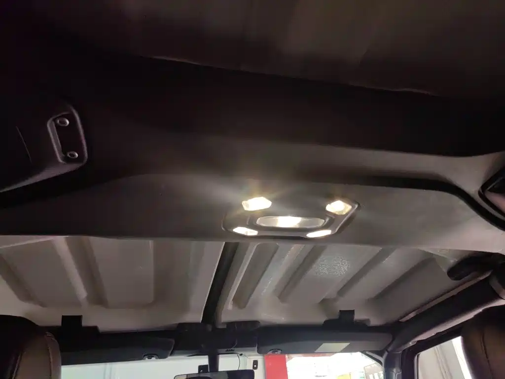 Jeep Wrangler 2023 — фото 11