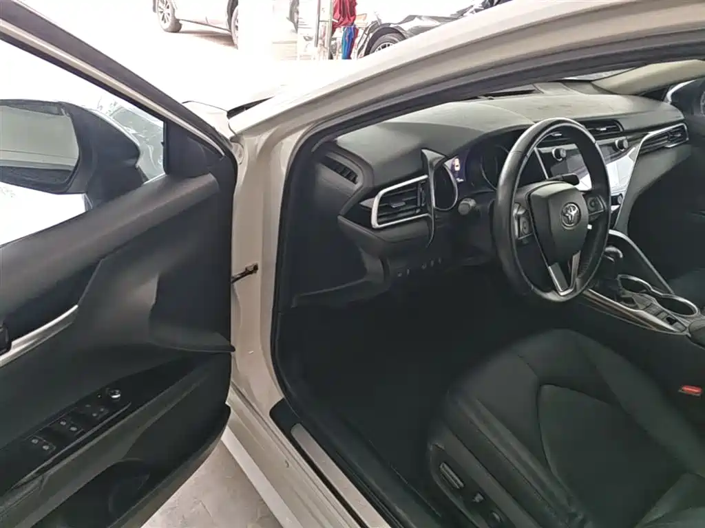 Toyota Camry 2020 — фото 16