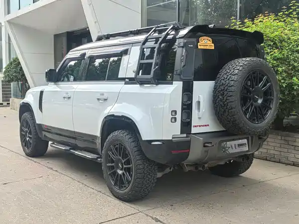 Land Rover Defender 2023