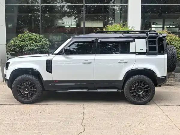Land Rover Defender 2023