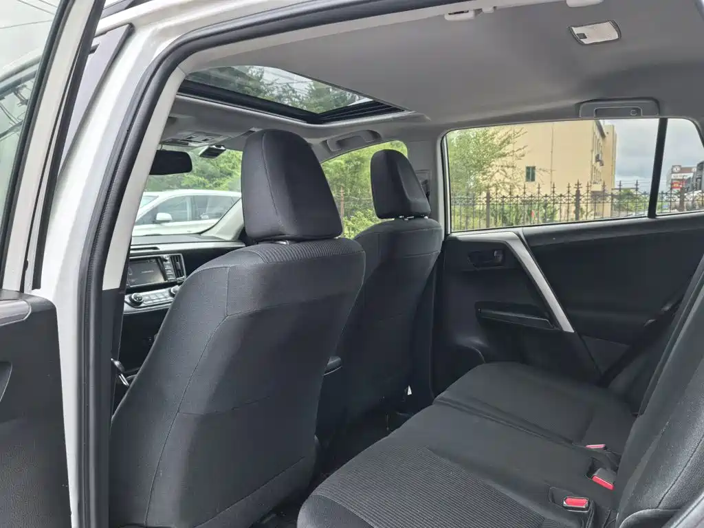 Toyota RAV4 2017 — фото 15