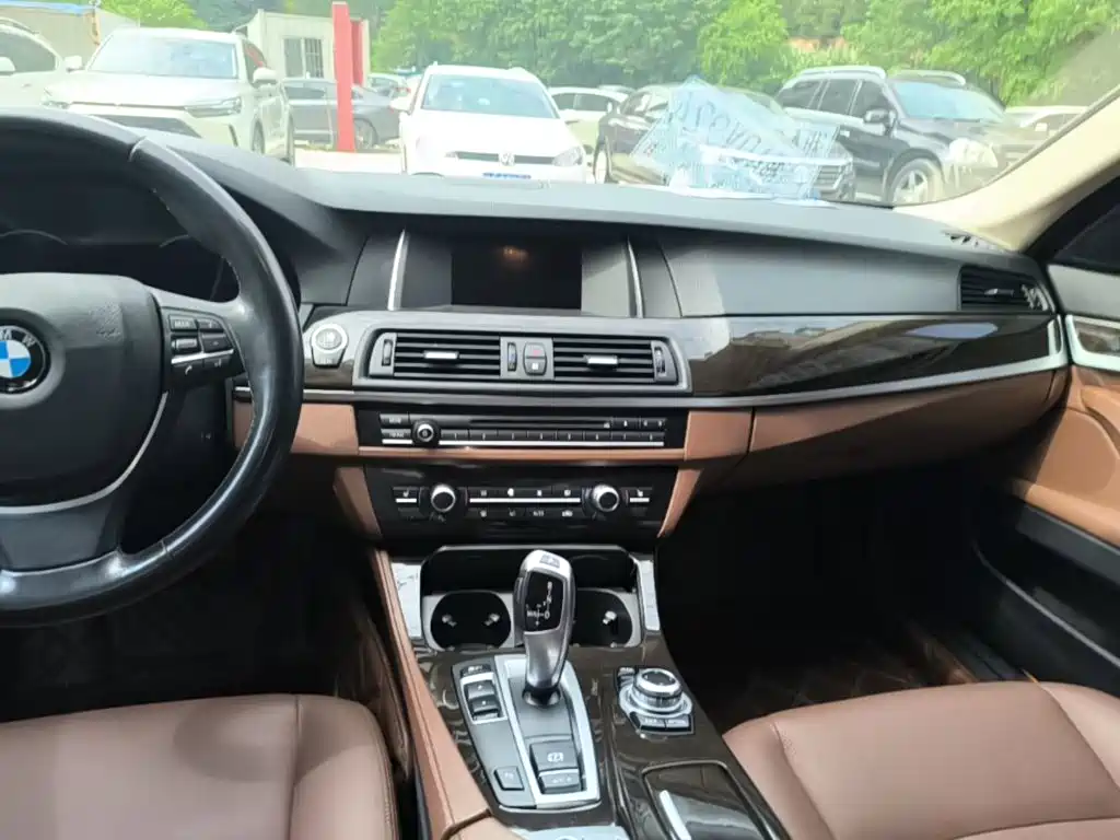 BMW 5 Series 2017 — фото 13