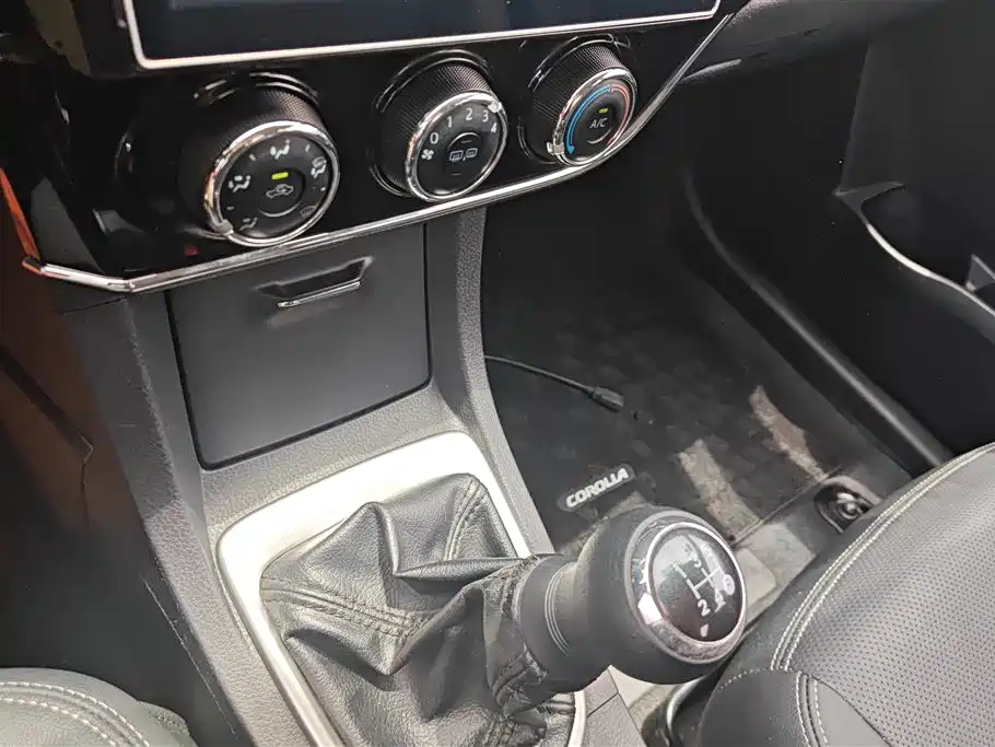 Toyota Corolla 2016 — фото 16
