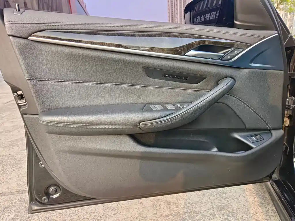 BMW 5 Series 2020 — фото 16