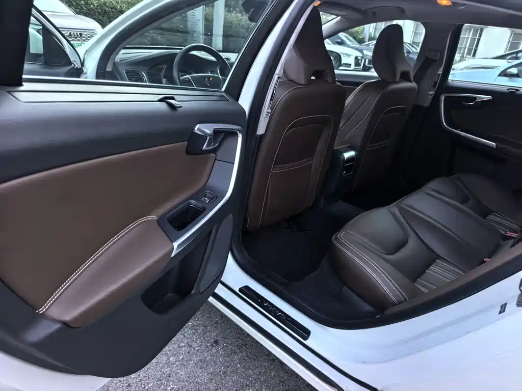 Volvo S60 Plug-In Hybrid 2015 — фото 13