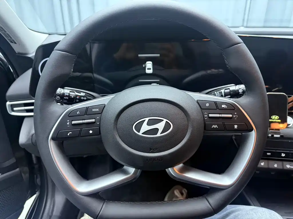 Hyundai Elantra 2023 — фото 12