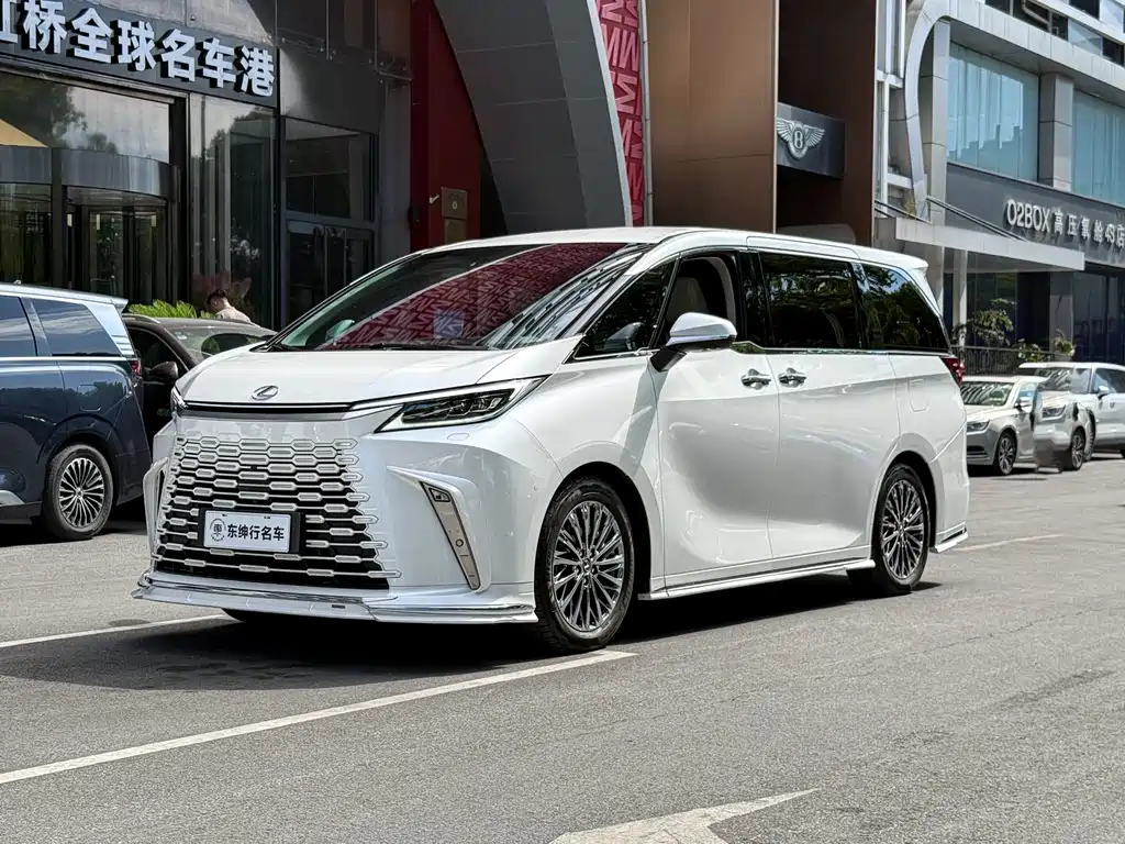 Lexus LM 2025