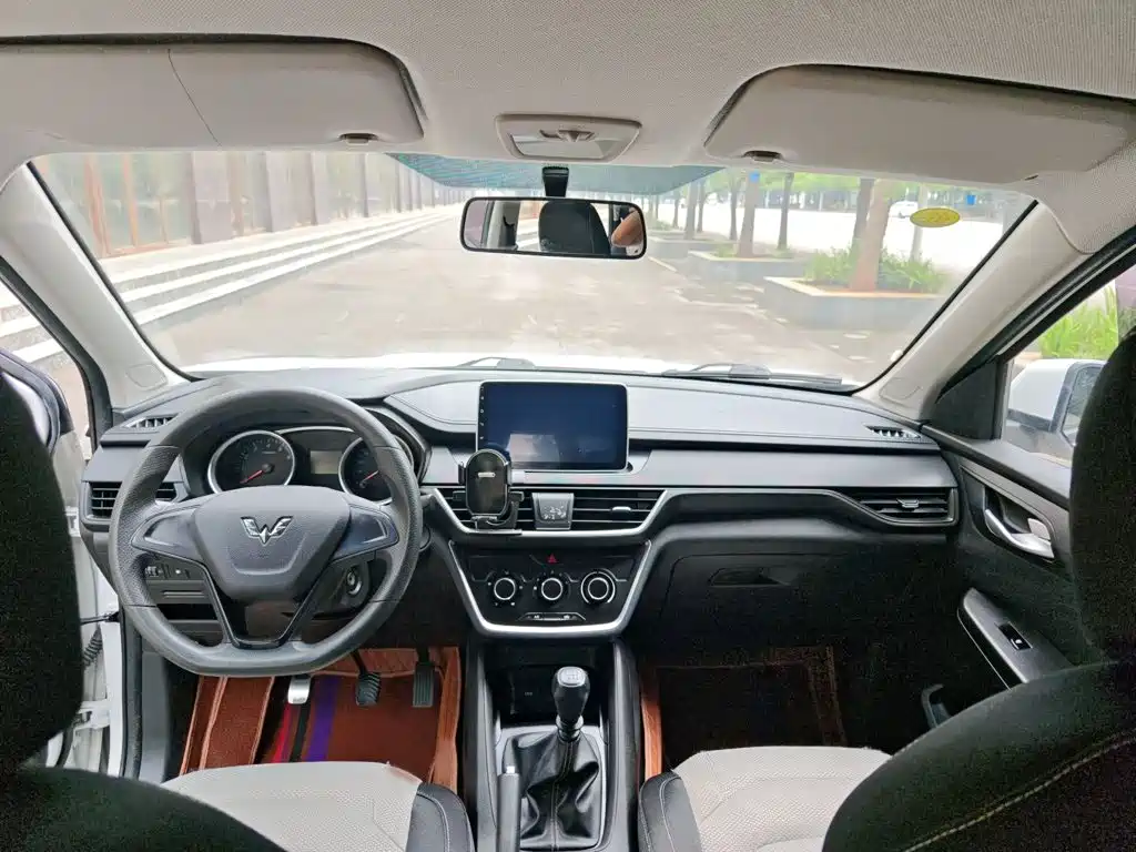 Wuling Hongguang S3 2018 — фото 12