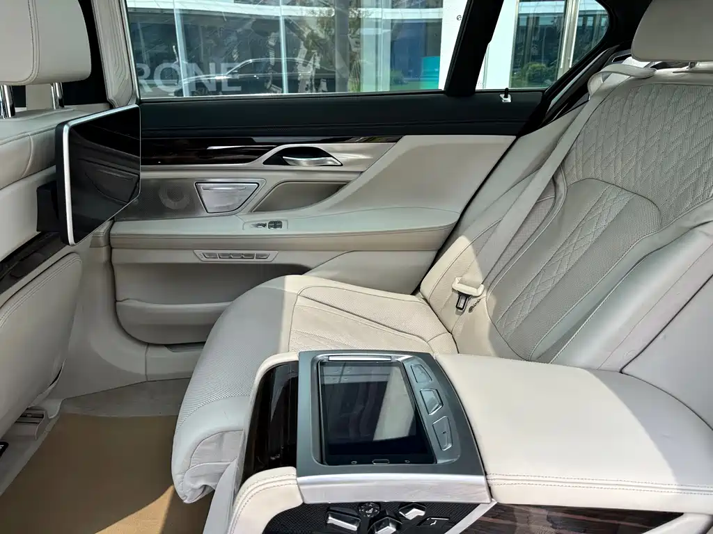 BMW 7 Series 2016 — фото 13