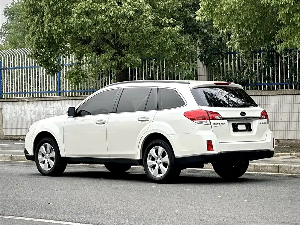 Subaru Outback 2011 — фото 8