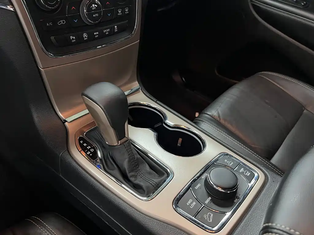 Jeep Grand Cherokee 2017 — фото 11