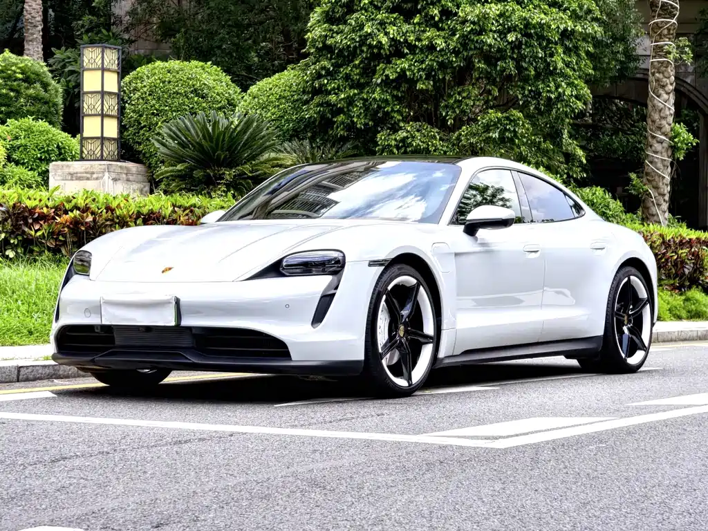 Porsche Taycan 2021 — фото 1