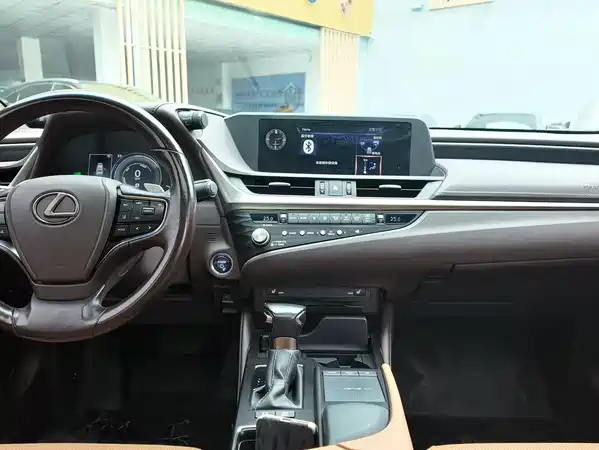 Lexus ES 2021