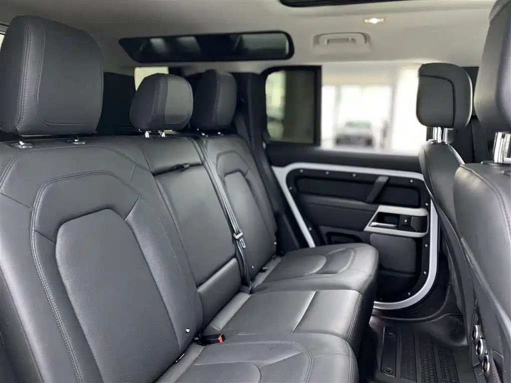 Land Rover Defender 2023 — фото 10