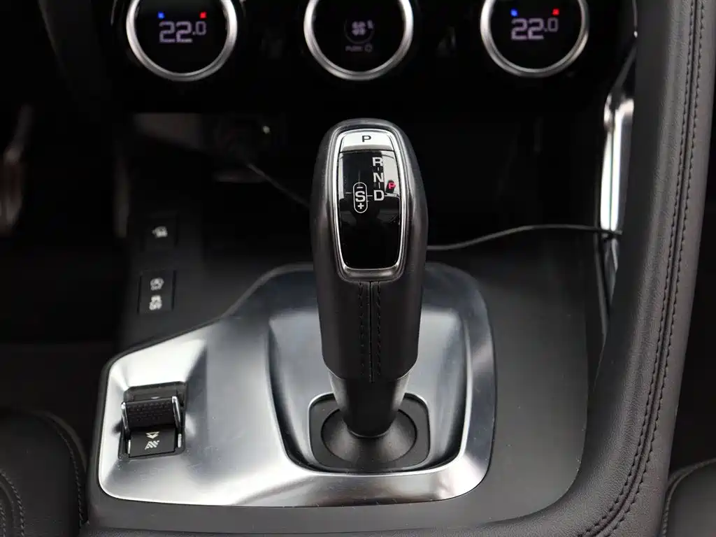 Jaguar E-PACE 2021 — фото 17