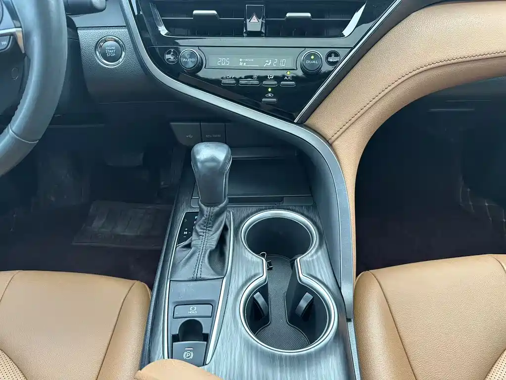 Toyota Camry 2021 — фото 8