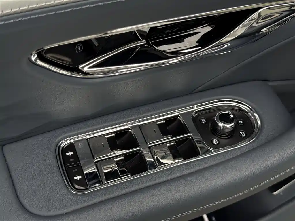 Bentley Flying Spur PHEV 2025 — фото 14