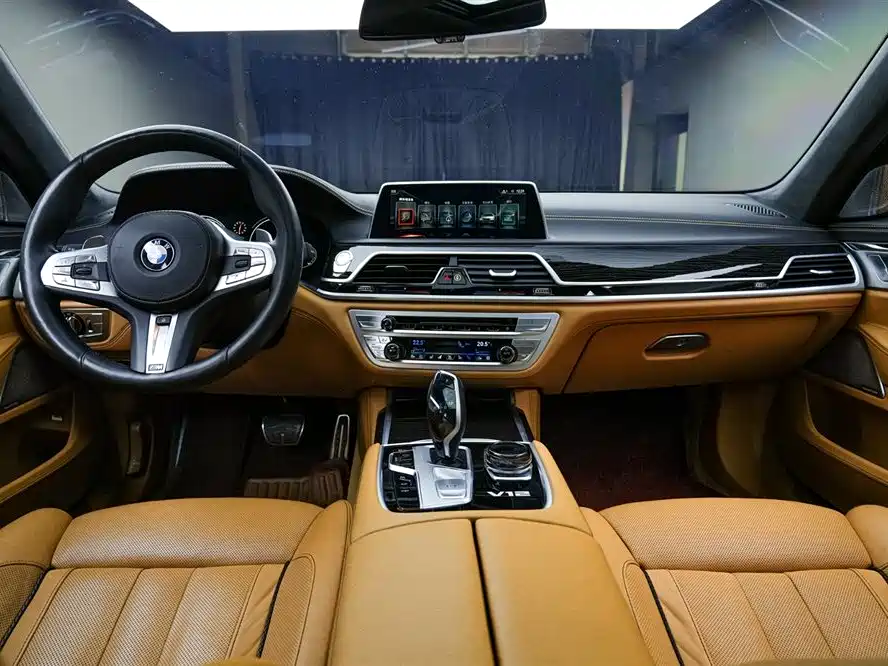 BMW 7 Series 2018 — фото 10