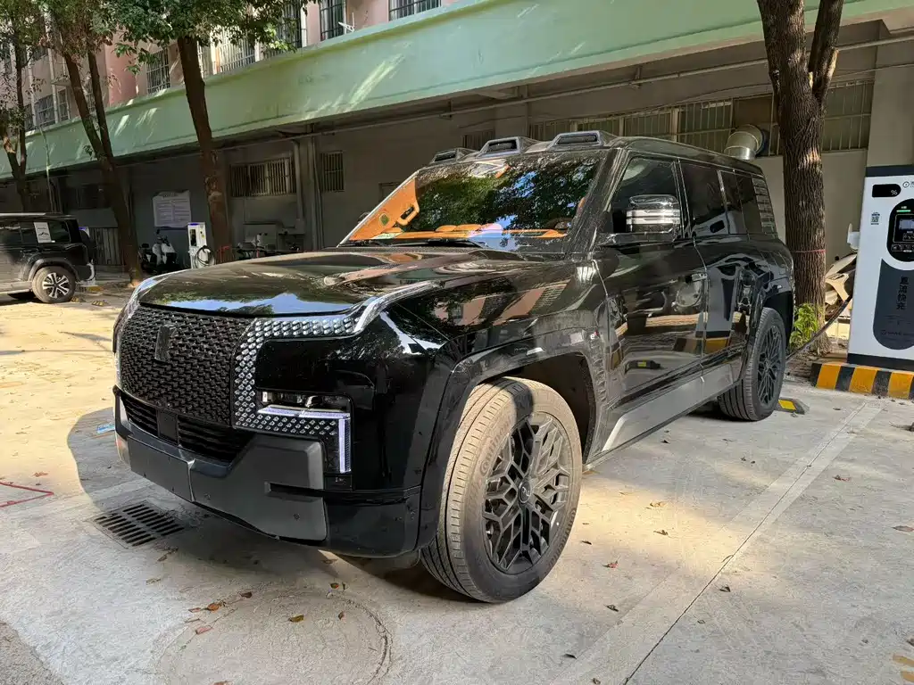 Yangwang U8 2024